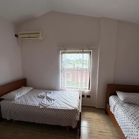 E Kuqe Szálloda Tale