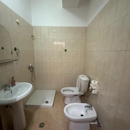 E Kuqe Szálloda 3*